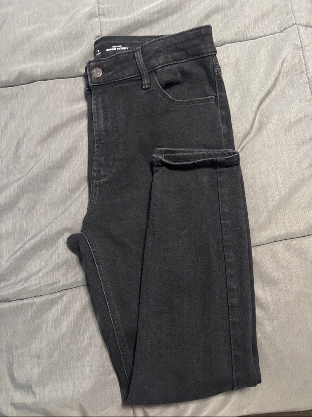 Old Navy High-Rise Super Skinny Ankle Jeans in Black